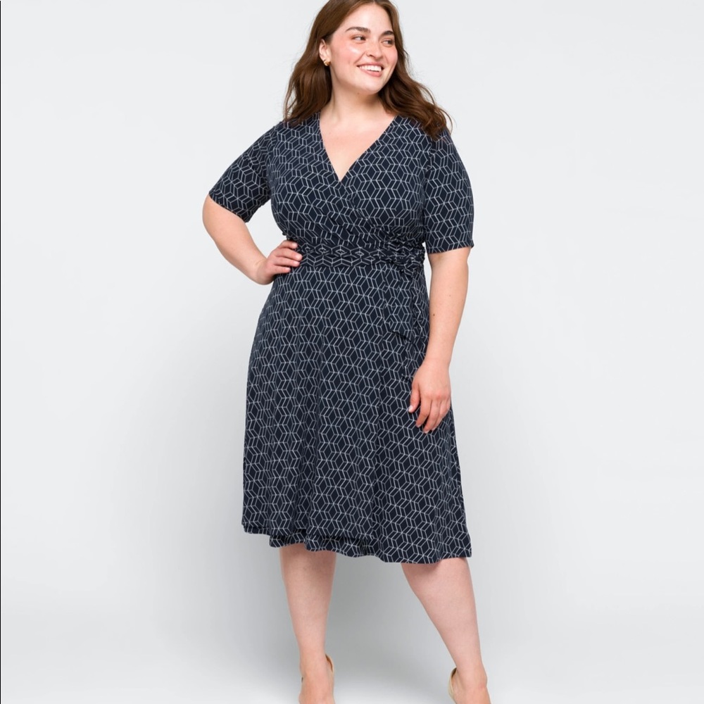 Like-new surplice dress with geometric print